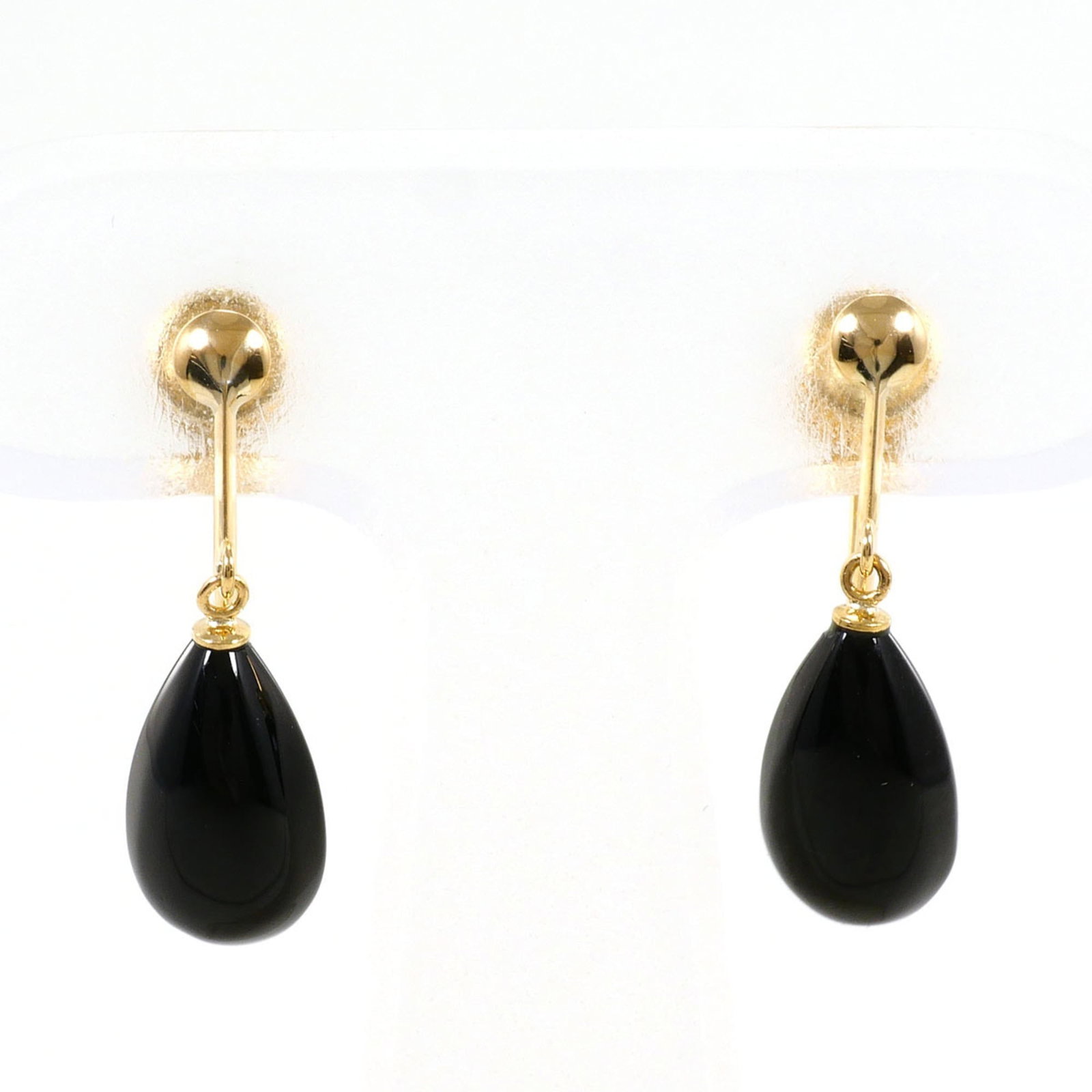 Clip earrings yellow gold unbranded 18K: Clip earrings yellow gold unbranded 18K Yellow gold clip earrings feature onyx stones and are made from 18K metal, showcasing the luxurious feel of high-karat gold. Weighing in at 1.9g, these delicate