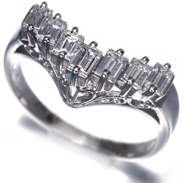 Tasaki Ring Diamond 0.73Ct Baguette-Cut V-Shape Classic Us6-6.25 Pt 900: Tasaki Ring Diamond 0.73Ct Baguette-Cut V-Shape Classic Us6-6.25 Pt 900 Tasaki Ring Diamond features a stunning 0.73ct baguette-cut diamond in a V-shape, set in platinum metal with a high purity ratin
