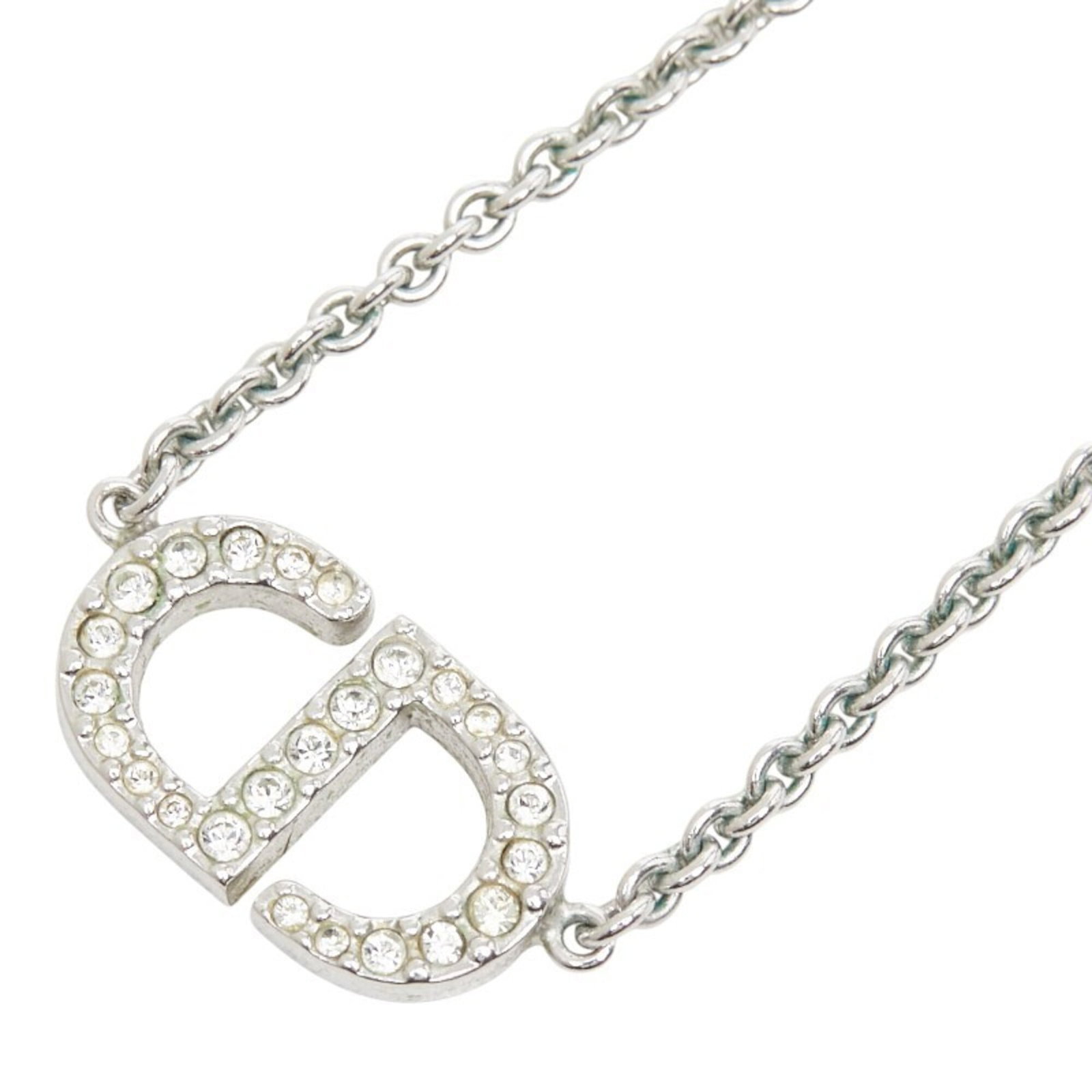 Christian Dior Cd Logo Necklace Silver Metal Rhinestone Women'S: Christian Dior Cd Logo Necklace Silver Metal Rhinestone Women'S Silver metal and rhinestone details come together in the iconic Christian Dior Cd logo necklace, featuring a 10.1mm x 17.5mm pendant wit