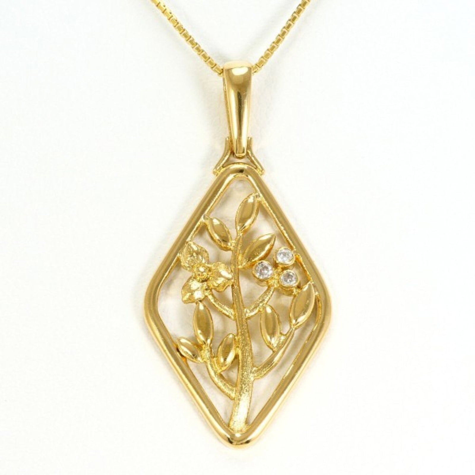 18K (18-Karat) Yellow Gold (Yg) Necklace With Diamonds Total Weight Approx. 4.1G 40Cm Jewelry: 18K (18-Karat) Yellow Gold (Yg) Necklace With Diamonds Total Weight Approx. 4.1G 40Cm Jewelry 18K yellow gold necklace with diamonds, featuring a total weight of approximately 4.1 grams and a pendant 