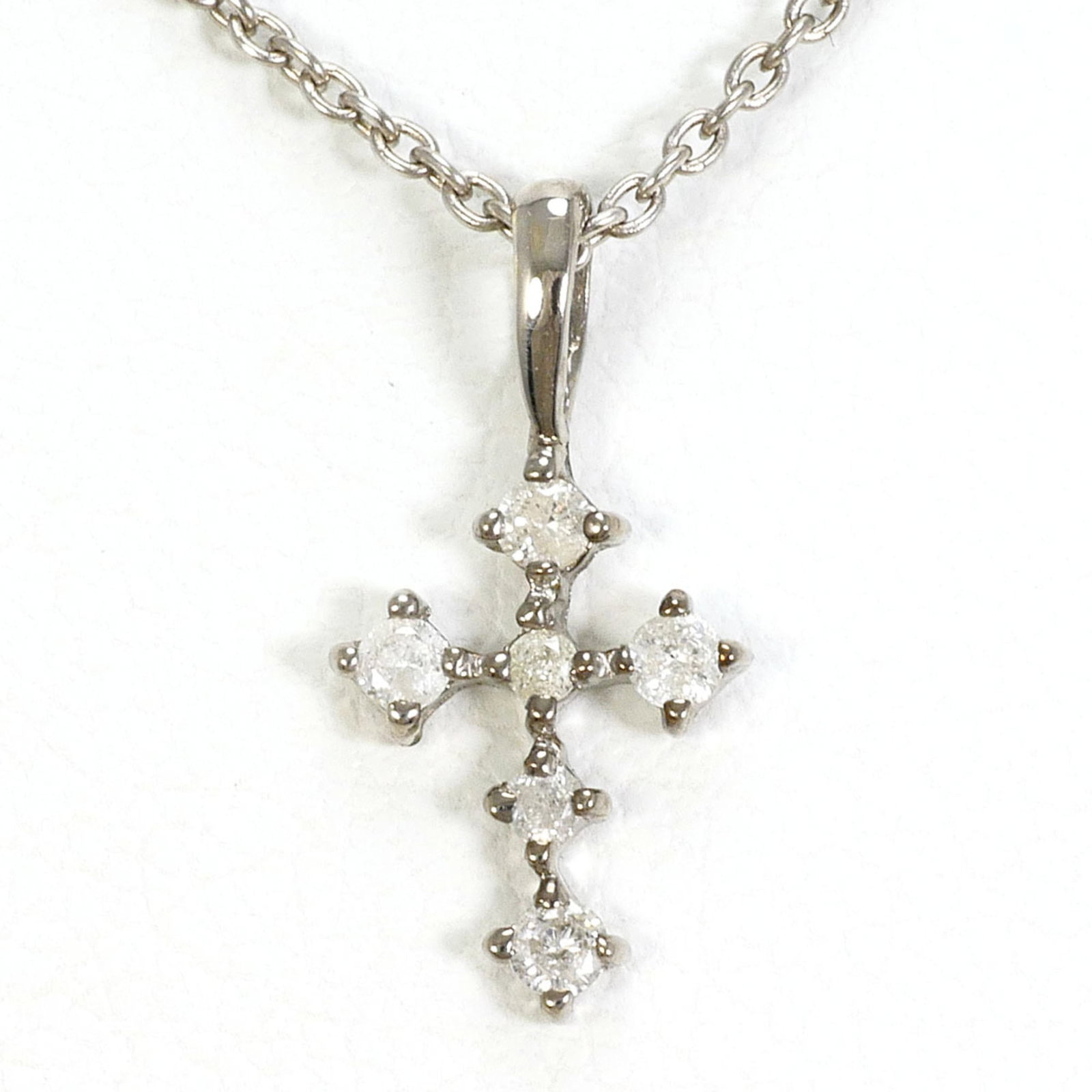 K10 10K Wg White Gold Necklace With 0.1Ct Diamond Total Weight 1.7G 44Cm Like New Condition: K10 10K Wg White Gold Necklace With 0.1Ct Diamond Total Weight 1.7G 44Cm Like New Condition The K10 10K Wg White Gold Necklace boasts a stunning 0.1ct diamond, totaling 1.7g in weight, set within a sl