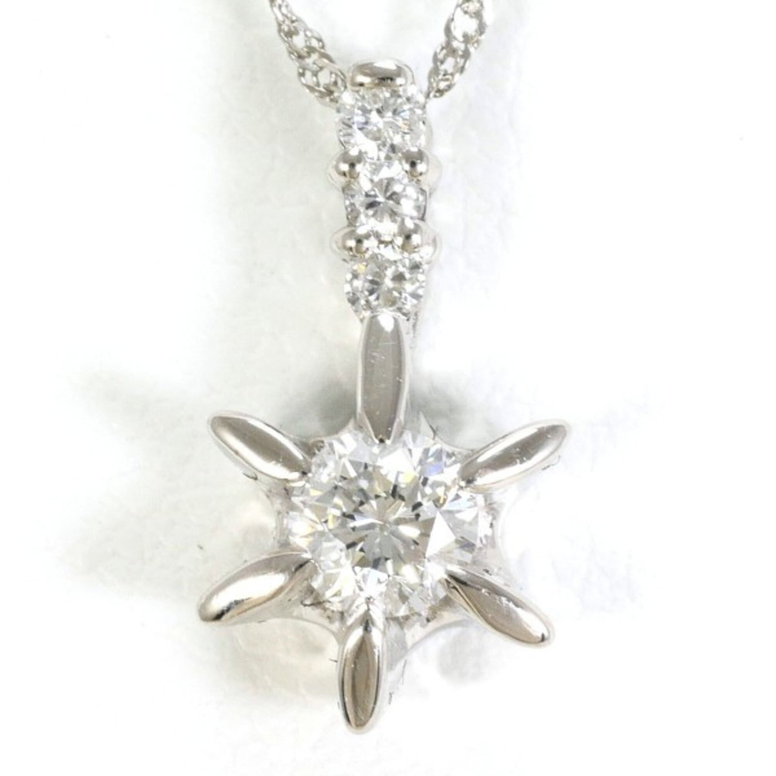 Pt900 Platinum Pt850 Necklace With 0.20Ct Diamond (Si2 Clarity) Certificate Of Authenticity Total: Pt900 Platinum Pt850 Necklace With 0.20Ct Diamond (Si2 Clarity) Certificate Of Authenticity Total Platinum Pt900 Necklace with 0.20ct Diamond, featuring a stunning 12mm x 7mm diamond pendant set in hi
