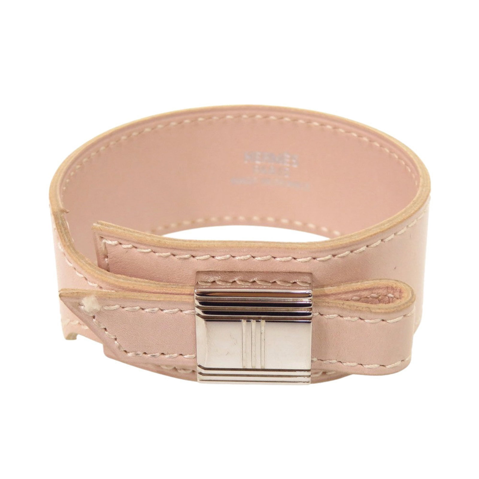 Metal leather bracelet charm Hermes: Metal leather bracelet charm Hermes Metal leather bracelet charm from Hermes, featuring pink beige and silver hues. This 27cm long charm bracelet boasts a unique blend of metal and leather materials.