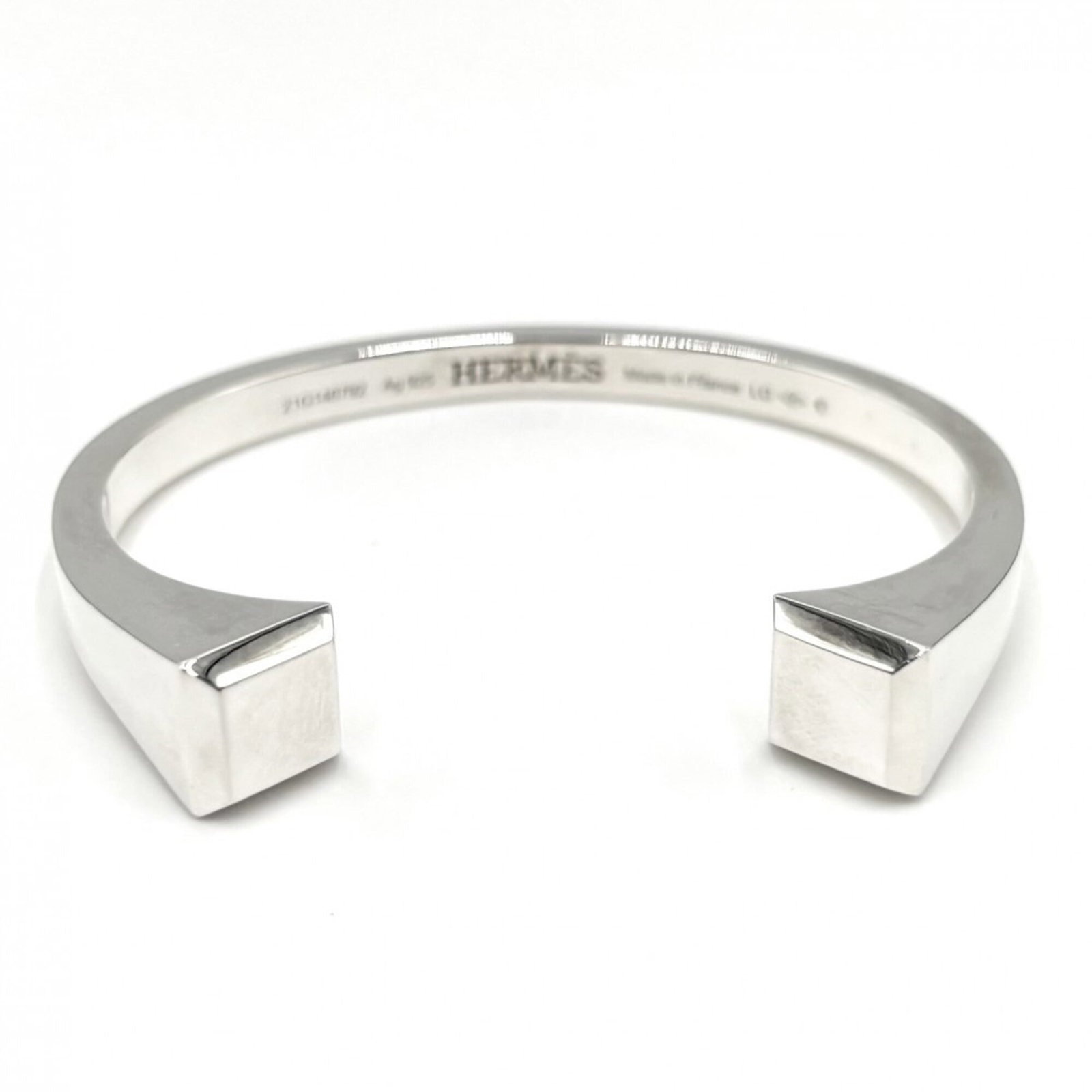 Hermes bangle silver 925: Hermes bangle silver 925 Silver 925 bangle from Hermes, measuring 17cm in length. This elegant bangle showcases the brand's signature style with its sleek design and high-quality silver material. A be