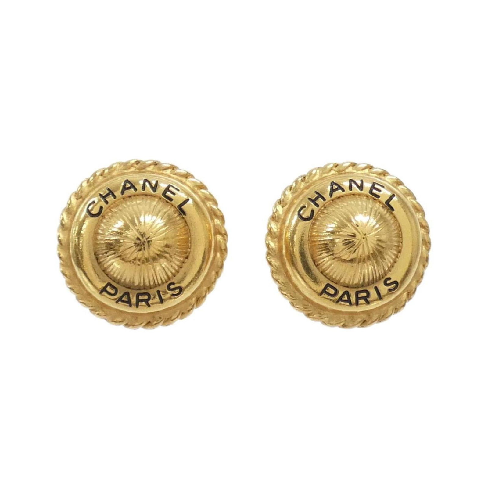 Clip earrings from Chanel: Clip earrings from Chanel Clip earrings from Chanel, crafted in gold and presented in a sturdy box. These elegant accessories measure 23.00mm x 23.00mm / 0.91'' x 0.91''. A stylish addition to any