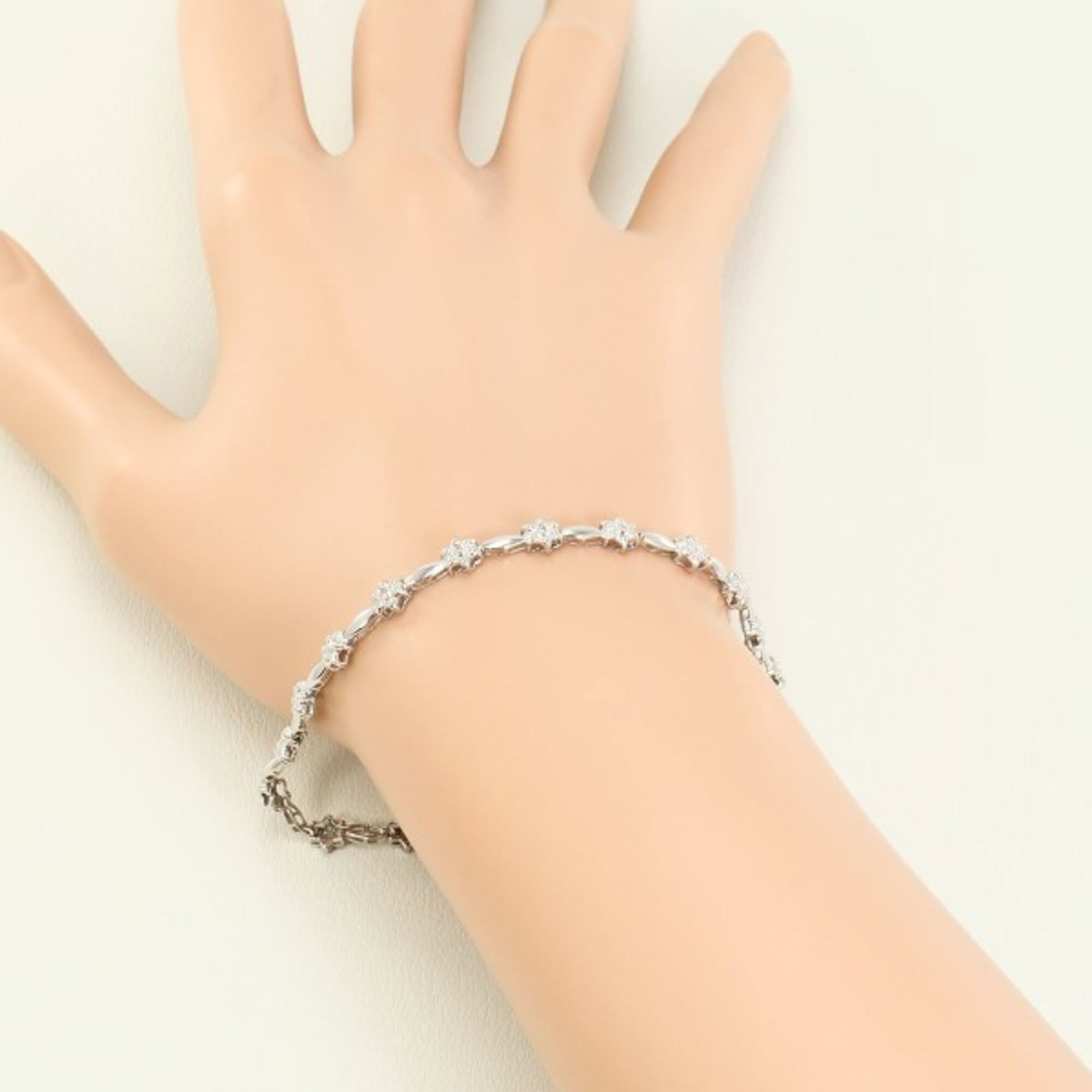 Unbranded Charm Bracelet White Gold (10K): Unbranded Charm Bracelet White Gold (10K) Unbranded charm bracelet in white gold (10K) offers a sleek and modern look. This 17.5cm long, 3.8g weight charm bracelet features a white gold metal with dia