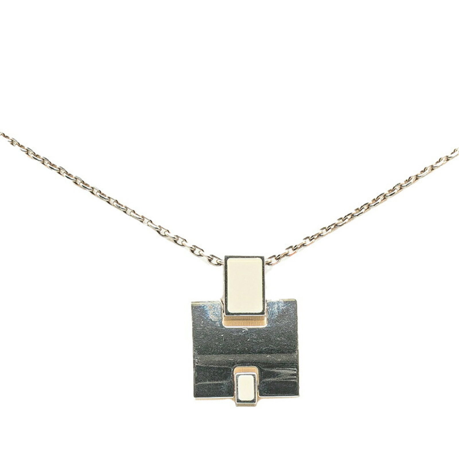 Women's Hermes Silver White Metal Necklace Irene: Women's Hermes Silver White Metal Necklace Irene Silver and white metal, the Hermes Silver White Metal Necklace Irene boasts a sleek design with a pendant size of 20.6mm x 15.5mm, perfectly complement
