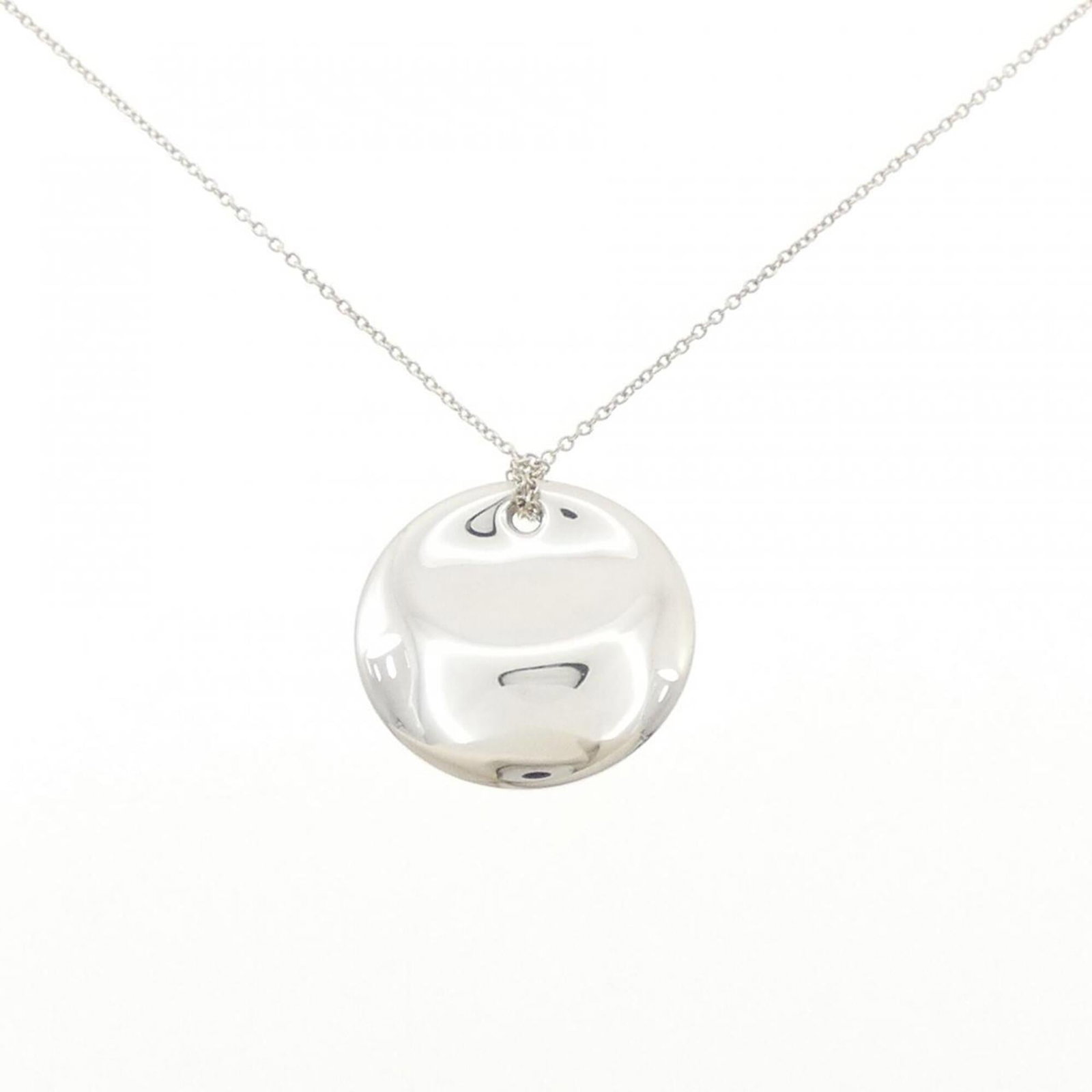 Tiffany round necklace: Tiffany round necklace Silver Tiffany round necklace with a 40 cm circumference, featuring a 23.3mm pendant made from 925 sterling silver material. This elegant piece boasts a classic design and