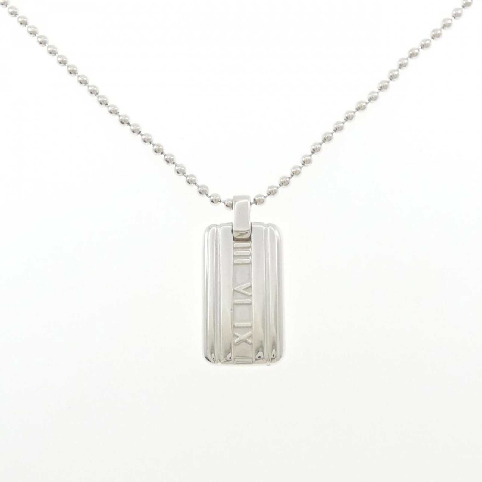 Tiffany 925 Necklace: Tiffany 925 Necklace Tiffany's sterling silver necklace features a beautiful pendant with a size of 33.3mm x 15.9mm, set against a chain with a circumference of 41 cm / 16.14''. The necklace is made