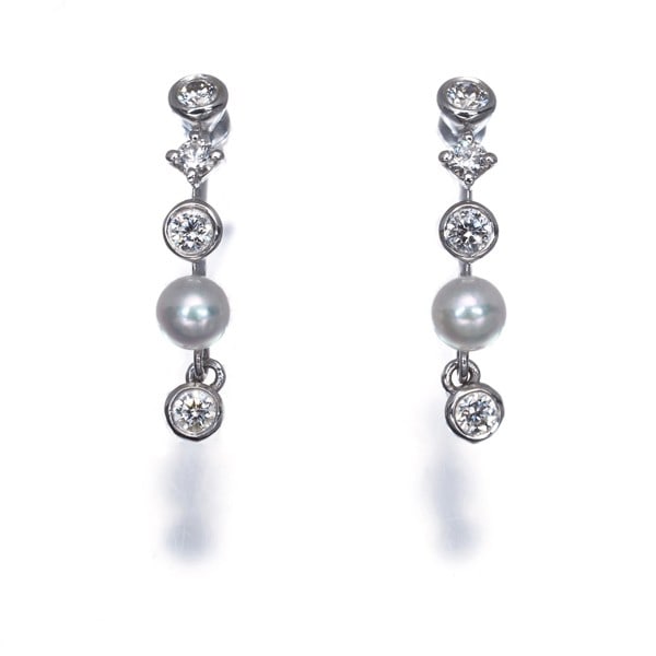 Mikimoto Earrings Akoya Pearl 3.3Mm Diamond Dinner 18K 750 White Gold: Mikimoto Earrings Akoya Pearl 3.3Mm Diamond Dinner 18K 750 White Gold The Mikimoto earrings showcase a stunning Akoya pearl, approximately 3.3mm in diameter, set in 18k white gold. This elegant stud e