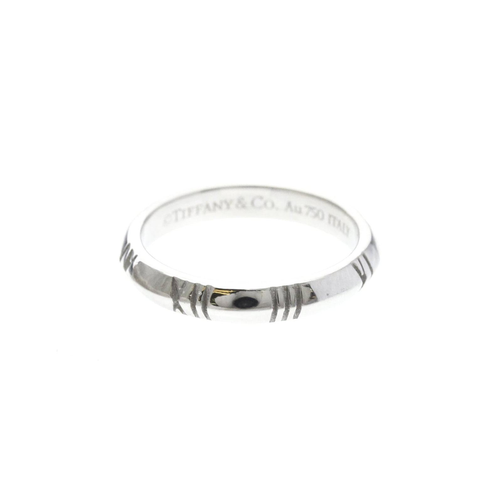 Tiffany Band Ring White Gold (18K): Tiffany Band Ring White Gold (18K) Tiffany's iconic Atlas band ring in white gold (18K) adds a touch of sophistication to any outfit. This sleek, silver-toned band features a classic design with a wid