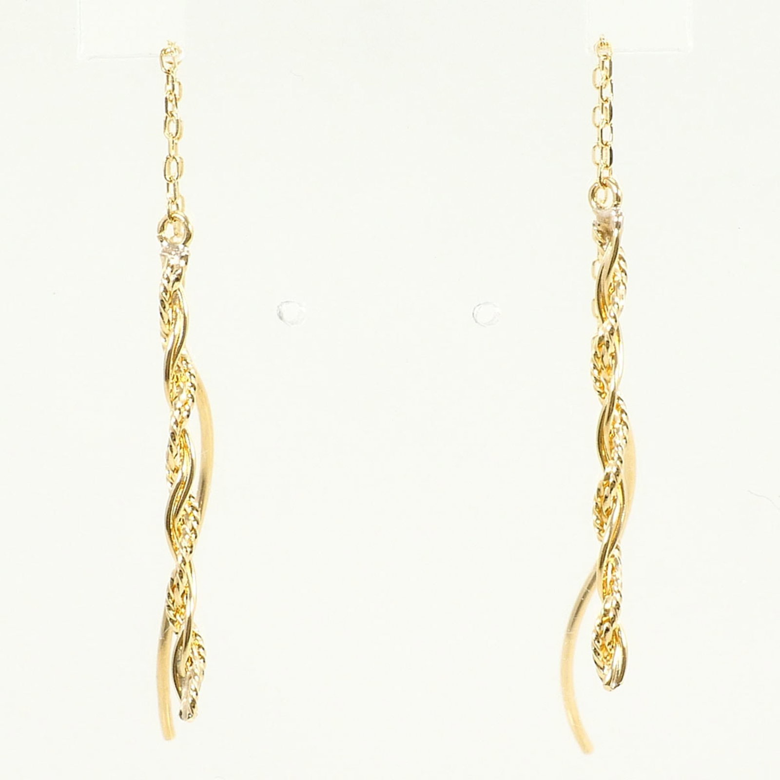 Chain Earrings Yellow Gold Unbranded 18K: Chain Earrings Yellow Gold Unbranded 18K Yellow gold chain earrings with a weight of 0.6g, made from 18K metal, are available in this unbranded listing. The earrings feature a yellow gold color and a 