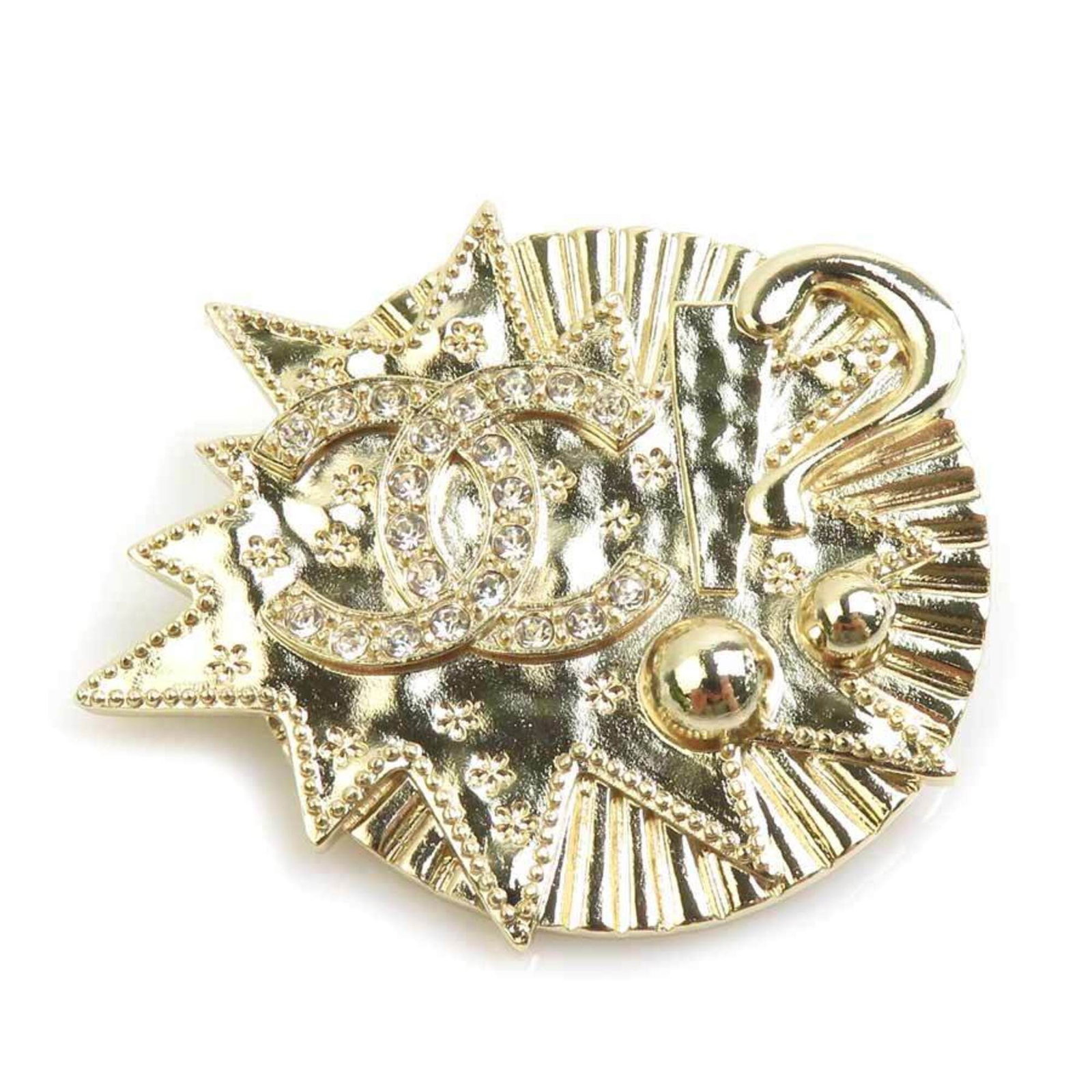 Metal brooch by Chanel: Metal brooch by Chanel Gold metal brooch by Chanel, measuring 4cm x 5.2cm with a signature. This Italian-made piece features the iconic Chanel brand and bears a notable signature. A stylish accessory