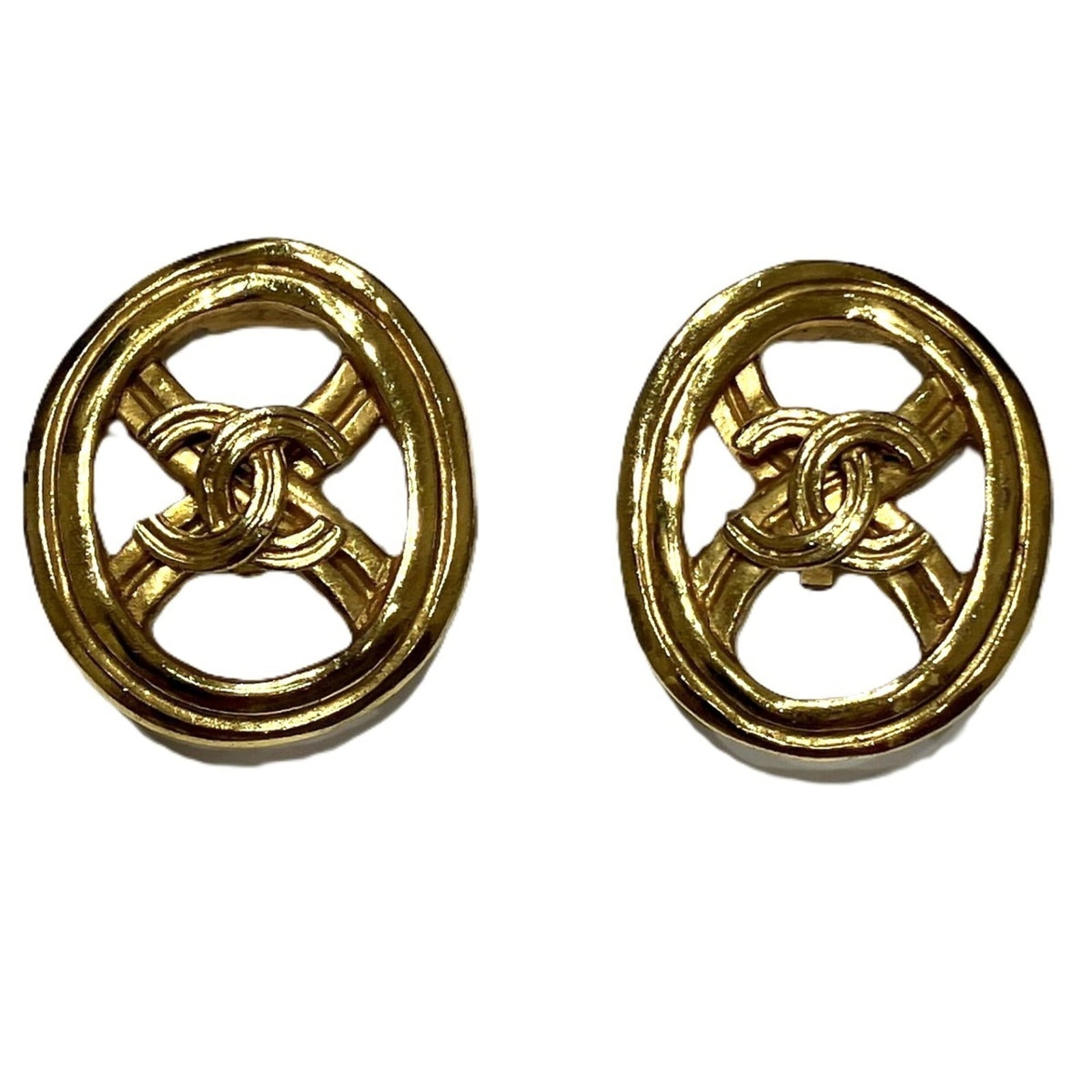Clip Chanel Earrings Alloy: Clip Chanel Earrings Alloy Gold alloy clip earrings from Chanel, measuring 28.00mm x 22.00mm x 1.00mm in size. These classic clip earrings are made from an alloy material and feature a gold color. The