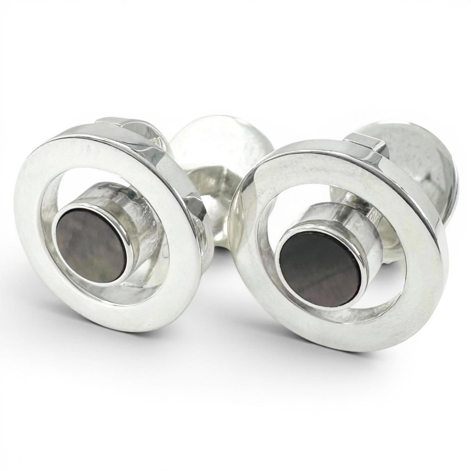 Hermes Cufflinks Shell Silver 925: Hermes Cufflinks Shell Silver 925 Silver 925 shell cufflinks from Hermes, featuring a sleek and modern design. Made with high-quality silver and durable shell material, these cufflinks offer a touch o