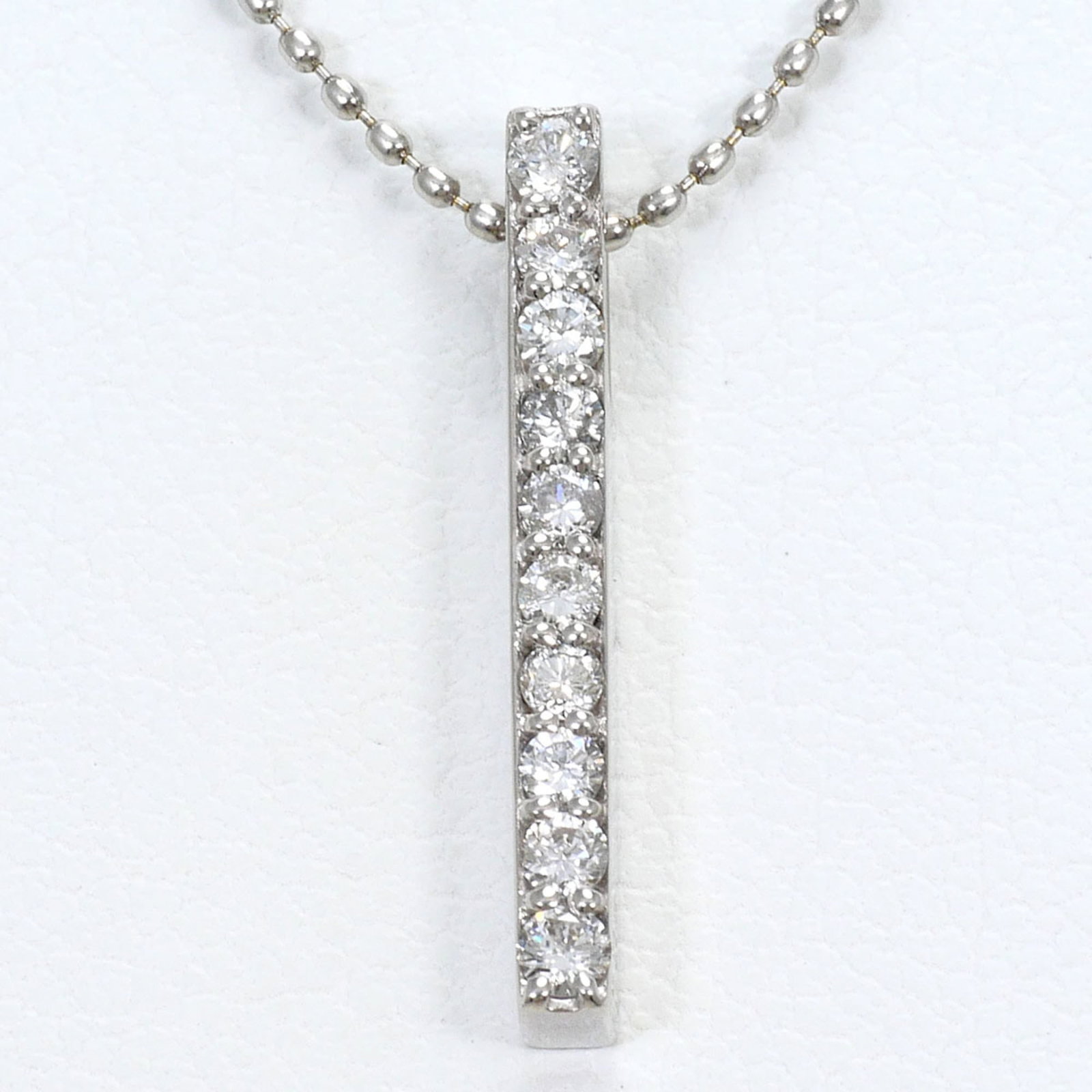 Karat White Gold Necklace 18 with Diamond 0.20ct Total Weight 2.3g 40cm Length: Karat White Gold Necklace 18 with Diamond 0.20ct Total Weight 2.3g 40cm Length 18K white gold necklace with a total weight of 2.3g and featuring two diamonds weighing 0.20ct each, totaling 0.40ct. The