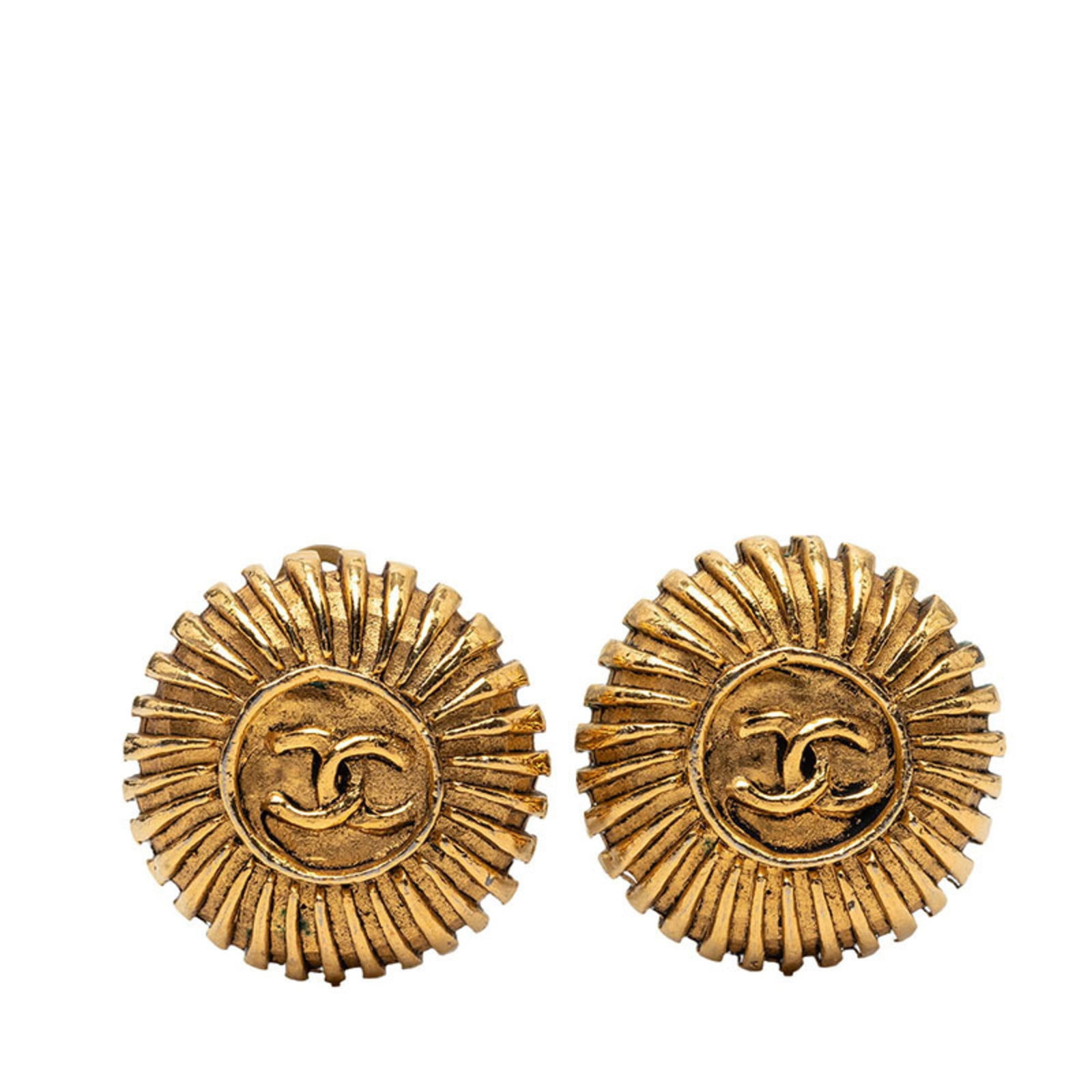 Clip earrings from Chanel: Clip earrings from Chanel Clip earrings from Chanel, crafted in gold. Measuring 24.20mm x 23.70mm, these elegant accessories add a touch of sophistication to any outfit. With their sleek design and