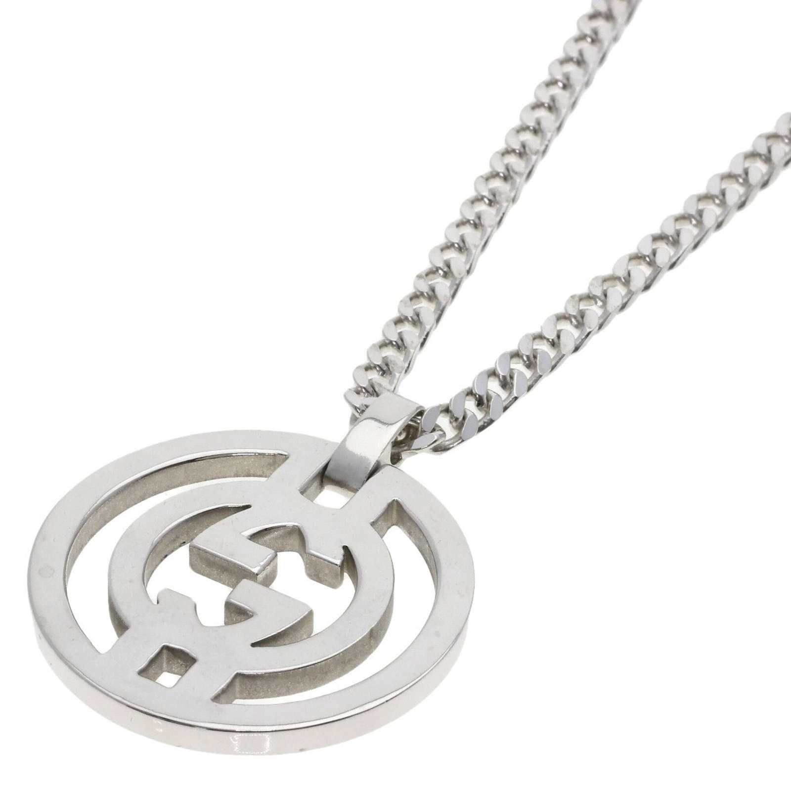 Silver Gucci Women Interlocking Necklace: Silver Gucci Women Interlocking Necklace Silver Gucci Women Interlocking Necklace, featuring an elegant interlocking design in silver. This necklace boasts a comfortable neck circumference of 56 cm / 