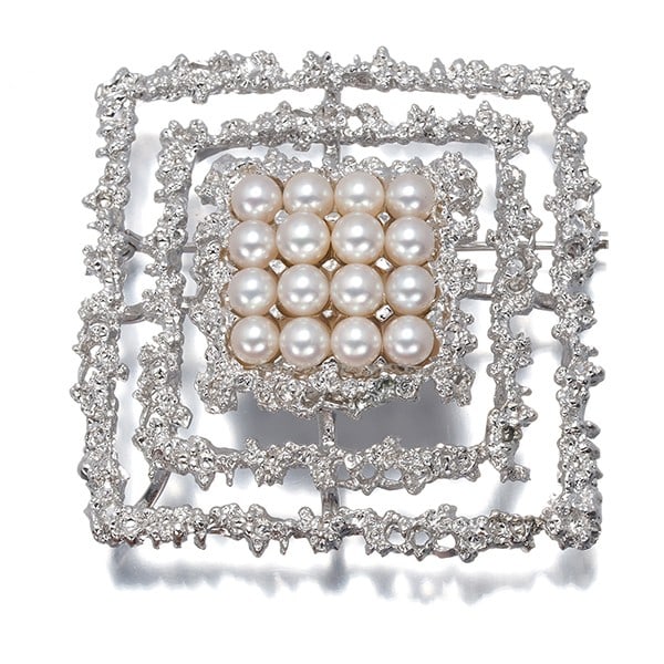 Tasaki Pendant And Brooch Baby Akoya Pearl 4.0-4.4Mm Square 2Way Silver: Tasaki Pendant And Brooch Baby Akoya Pearl 4.0-4.4Mm Square 2Way Silver The TASAKI Pendant and Brooch features a stunning square-cut Akoya pearl with a diameter of approximately 4.0-4.4mm, set in a sl