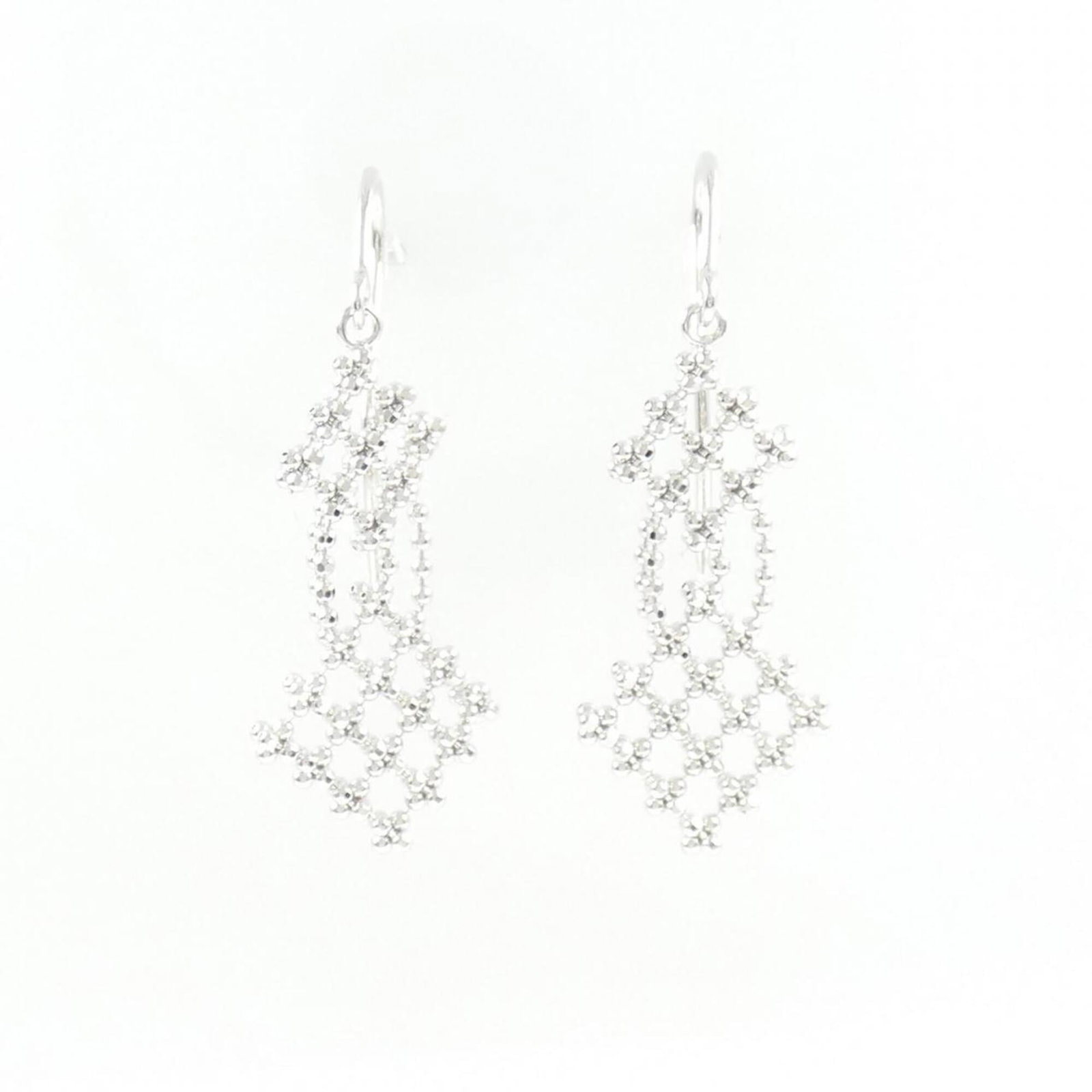 White Gold 18k Stud Earrings Tiffany: White Gold 18k Stud Earrings Tiffany White gold (18K) stud earrings from Tiffany, featuring a sleek and modern design with a subtle shine. The intricate details of these earrings are set against the