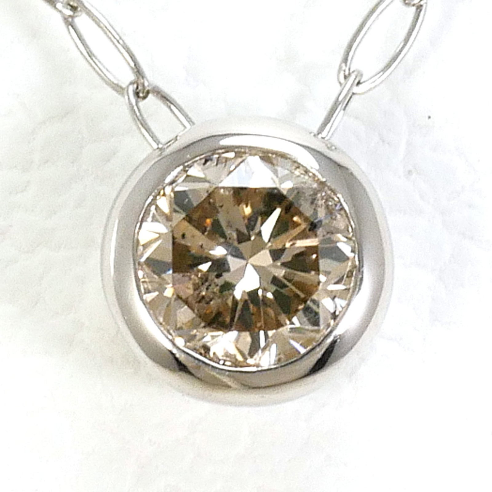 Pt900 Platinum/ Pt850 Necklace With Brown Diamond (0.13Ct) Total Weight 0.8G 39Cm Like New: Pt900 Platinum/ Pt850 Necklace With Brown Diamond (0.13Ct) Total Weight 0.8G 39Cm Like New Pt900 Platinum/ Pt850 Necklace With Brown Diamond (0.13Ct) Total Weight 0.8G 39Cm Like New.This platinum neck