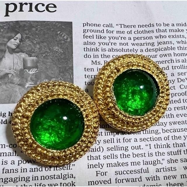 Vintage CHANEL Coco Mark CC Green Gripoix Gold Plated Round Earring 1.26 inches: Vintage CHANEL Coco Mark CC Green Gripoix Gold Plated Round Earring 1.26 inches Item Specifics: Materials Sourced From: France Shape: Round Closure: Clip-On Color: Gold Main Stone Color: Green Materia