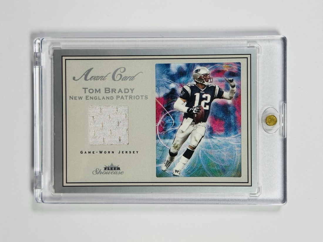 TOM BRADY FLEER SHOWCASE 2003 PATCH GAME WORN #AV-TB 999: TOM BRADY FLEER SHOWCASE 2003 PATCH GAME WORN #AV-TB 999 The Tom Brady Fleer Showcase 2003 Patch Game Worn #AV-TB 999 features a unique patch from an actual game worn by the NFL star, making it a rare