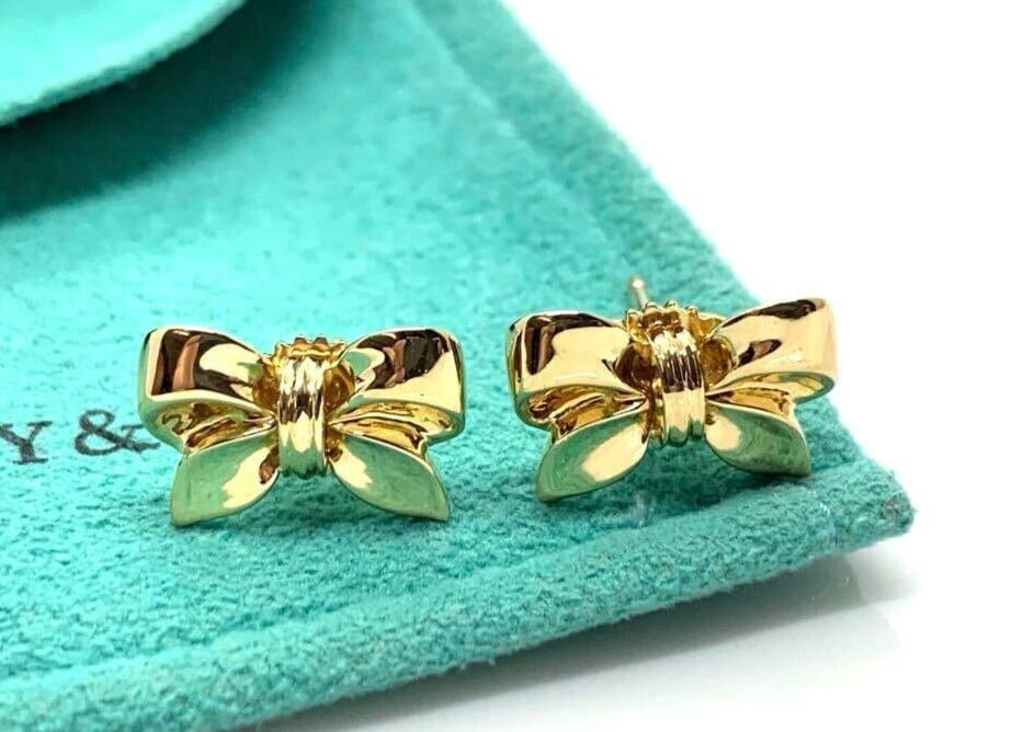 Vintage Tiffany & Co 18k Yellow Gold Bow Ribbon Stud Earrings with Pouch Box: Vintage Tiffany & Co 18k Yellow Gold Bow Ribbon Stud Earrings with Pouch Box Item Specifics: Materials Sourced From: United States Shape: Bow Closure: Butterfly Occasion: Anniversary Birthday Christen