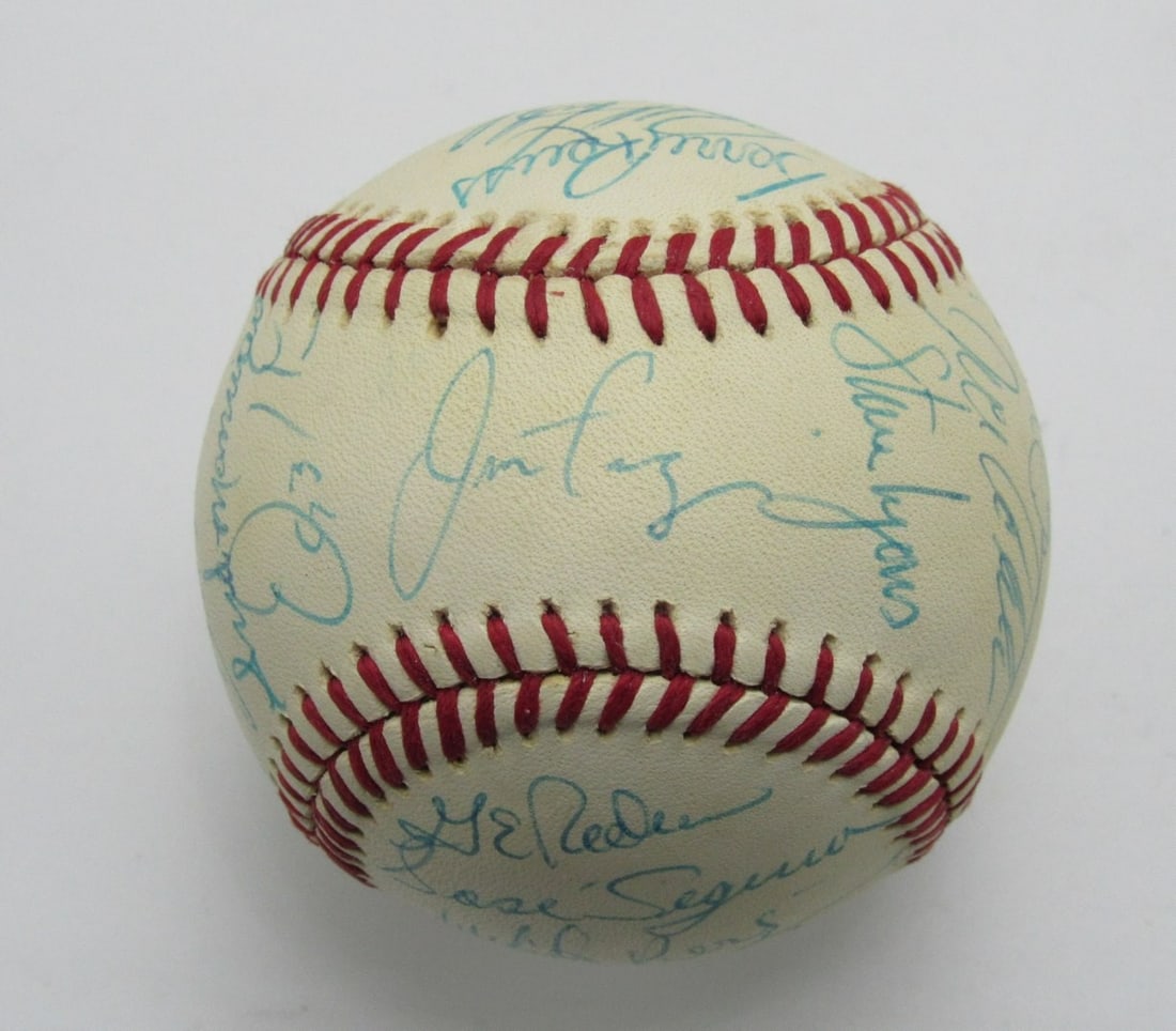 1988 Chicago White Sox Team Multi-Signed/ Auto (27) OAL Baseball Fisk HOF 196376: 1988 Chicago White Sox Team Multi-Signed/ Auto (27) OAL Baseball Fisk HOF 196376 This 1988 Chicago White Sox team multi-signed baseball features the signatures of 27 players, including Hall of Famer B