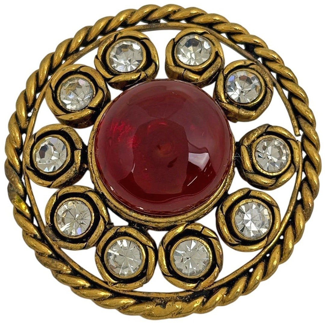 Red Gripoix pin brooch vintage Chanel gold plated inches 2 3: Red Gripoix pin brooch vintage Chanel gold plated inches 2 3 Item Specifics: Brand: CHANEL Type: Brooch Main Stone Shape: Round Color: Gold Base Metal: Gold Plated Material: Metal Main Stone Color: Re