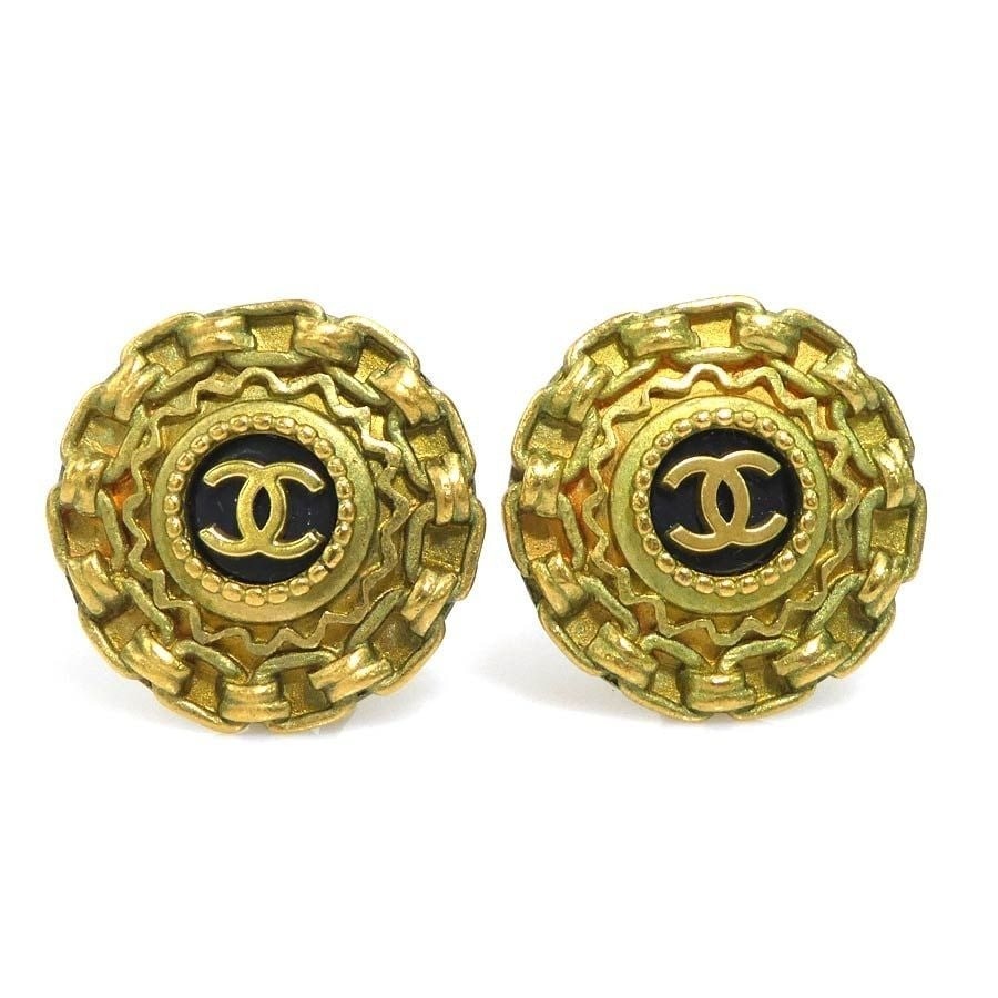 Vintage CHANEL 94A Coco Mark CC Clip-on Earring Gold tone and Black Color: Vintage CHANEL 94A Coco Mark CC Clip-on Earring Gold tone and Black Color Item Specifics: Shape: Round Closure: Clip-On Color: Gold Black Material: Metal Vintage: Yes Brand: CHANEL Type: Earrings Styl