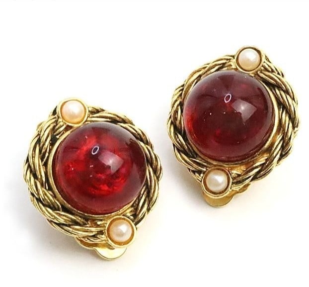 Vintage Chanel 1982 red Gripoix faux pearl clip on earring rare (1 of 4)