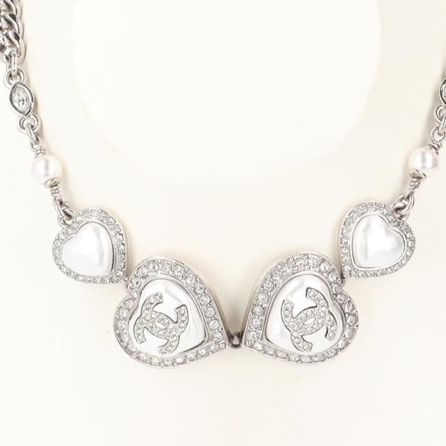 CC Heart Coco Mark B23 Rhinestone Motif Pearl Faux Necklace Choker: CC Heart Coco Mark B23 Rhinestone Motif Pearl Faux Necklace Choker Item Specifics: Brand: CHANEL Pendant Shape: Heart Type: Necklace Color: Silver Style: Choker Main Stone Color: White Material: Metal
