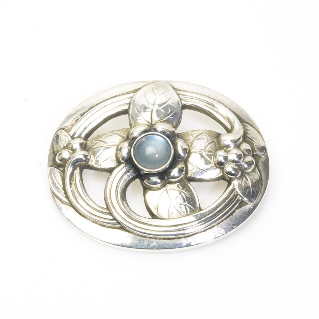 Georg Jensen No.138 Moonstone Brooch Sterling Silver with Original Box: Georg Jensen No.138 Moonstone Brooch Sterling Silver with Original Box Item Specifics: Brand: Georg Jensen Type: Brooch Metal Purity: 925 Main Stone Shape: Cabochon Color: Silver Base Metal: Sterling 