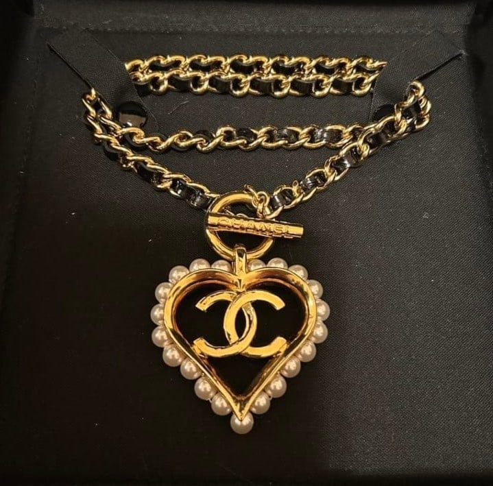 Coco Chanel Necklace Pendant Necklace CC Mark W faux Pearl Heart Motif Box: Coco Chanel Necklace Pendant Necklace CC Mark W faux Pearl Heart Motif Box Item Specifics: Brand: CHANEL Pendant Shape: Heart Type: Necklace Color: Gold Style: Chain Pendant Main Stone Color: White Ma