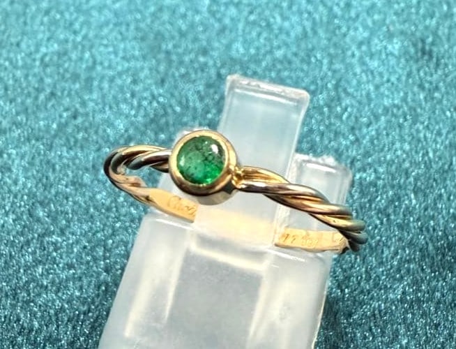Cartier Trinity Emerald Tricolor Gold Twist Wire Band Ring 18K US5.25 EU50: Cartier Trinity Emerald Tricolor Gold Twist Wire Band Ring 18K US5.25 EU50 Item Specifics: Antique: No Shape: Round Occasion: Anniversary Birthday Christening Christmas Engagement Graduation Mother"s 