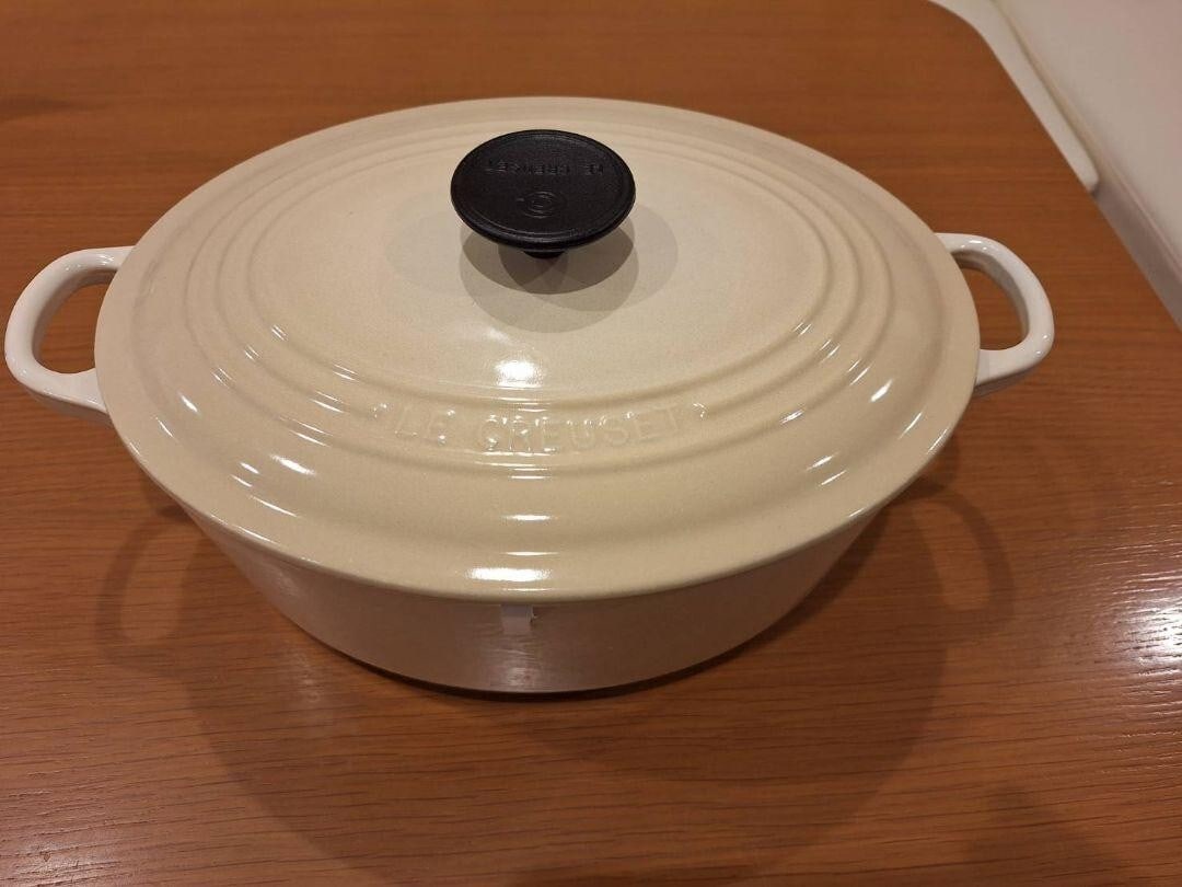 Le Creuset Oval 27cm dune 4.1L Enamel Cast Iron Pot with Trivet? Box Rare: Le Creuset Oval 27cm dune 4.1L Enamel Cast Iron Pot with Trivet? Box Rare Item Specifics: Stove Type Compatibility: NA Brand: Le Creuset Capacity: 4.1L Color: dune Voltage (V): NA Wattage (W): NA Mate