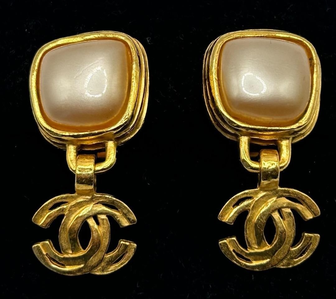 Vintage CHANEL 97A Coco Mark CC Faux Pearl Dangle Earring with Original Box: Vintage CHANEL 97A Coco Mark CC Faux Pearl Dangle Earring with Original Box Item Specifics: Brand: CHANEL Type: Earrings Closure: Clip-On Color: Gold Style: Earrings Material: Metal Main Stone Color: 