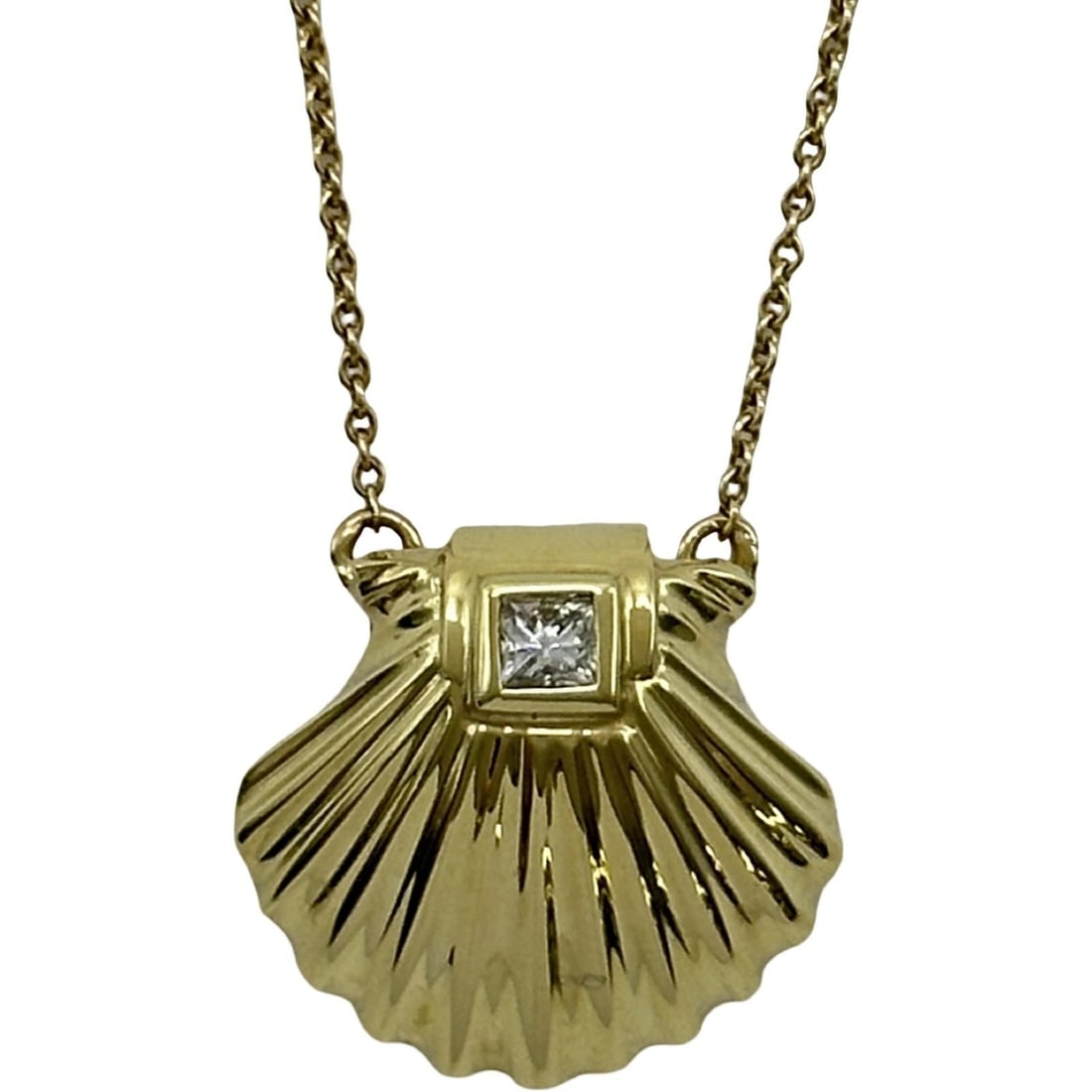 Diamond 18k Yellow Gold Shell Motif Tiffany & Co Vintage Necklace Chain Pendant: Diamond 18k Yellow Gold Shell Motif Tiffany & Co Vintage Necklace Chain Pendant Item Specifics: Pendant Shape: Shell Number Of Diamonds: 1 Closure: Spring Ring Occasion: Anniversary Birthday Christeni