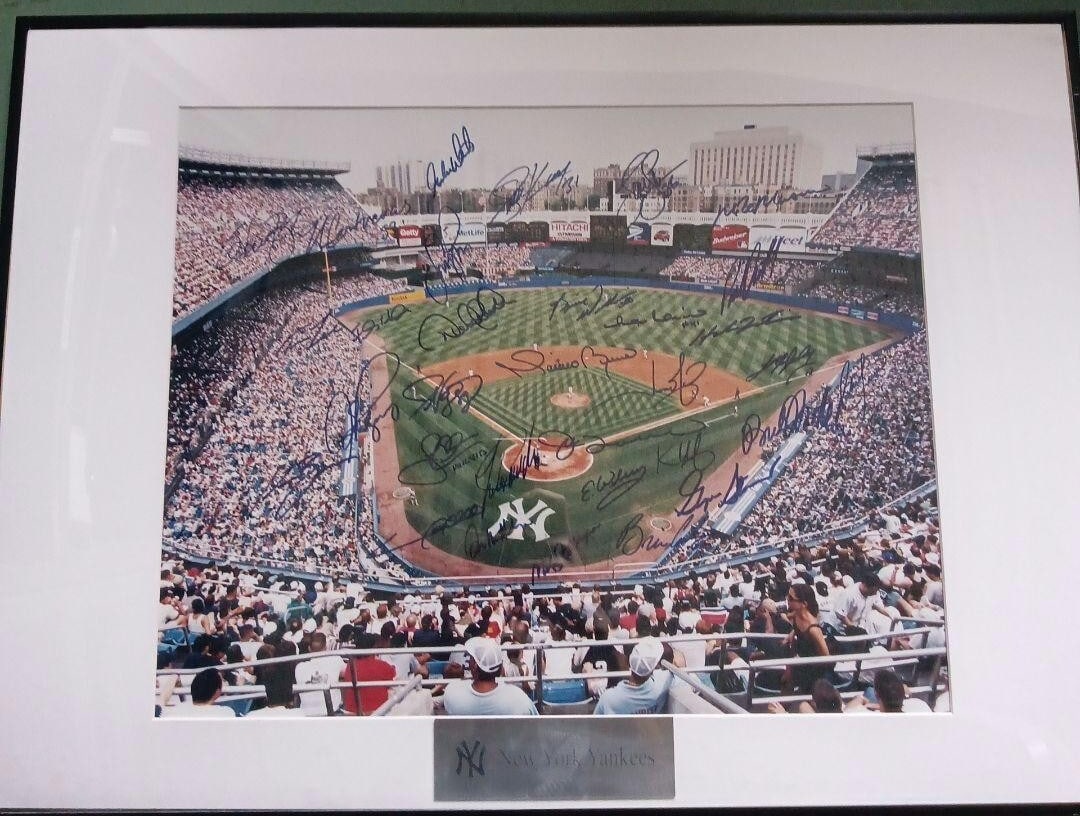 New York Yankees 2004 Autographed Photo Frame with Player Alex Rodriguez: New York Yankees 2004 Autographed Photo Frame with Player Alex Rodriguez Item Specifics: Sport: Baseball Player: Alex Rodriguez Signed: Yes Original/Reprint: Original Autograph Authentication: LCG Pro