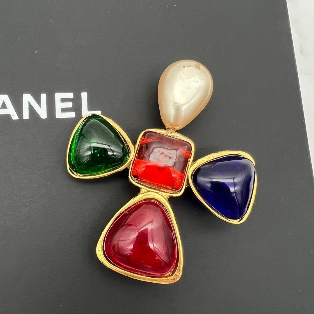 Rare CHANEL Gripoix Multicolored Vintage Pearl Faux Pin Brooch in: Rare CHANEL Gripoix Multicolored Vintage Pearl Faux Pin Brooch in Item Specifics: Brand: CHANEL Type: Brooch Color: Gold Material: Metal Main Stone Color: Multicolored Main Stone: Gripoix Faux Pearl V