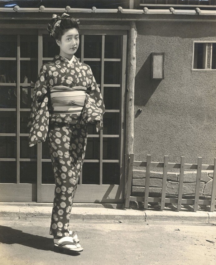 Katsuji Fukuda gelatin silver print signature woman kimono headwear Japanese: Katsuji Fukuda gelatin silver print signature woman kimono headwear Japanese Item Specifics: Primary Material: Paper Color: Multi-Color Original/Reproduction: Antique Original Region Of Origin: Japan 