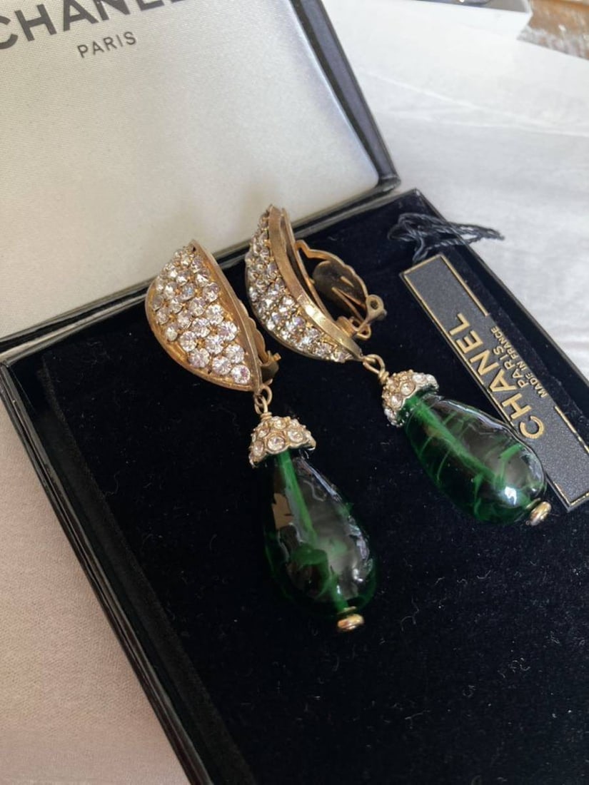 Green Gripoix Chanel Dangle Earring with Clear Rhinestone Original Box: Green Gripoix Chanel Dangle Earring with Clear Rhinestone Original Box Item Specifics: Brand: CHANEL Type: Earrings Closure: Clip-On Color: Gold Style: earring Main Stone Color: Green Main Stone: Grip