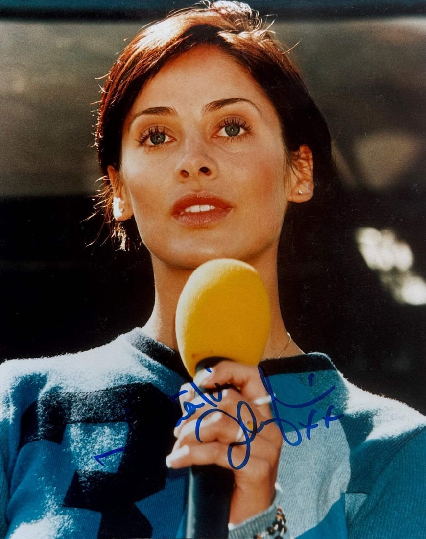 Natalie Imbruglia Autographed 8x10 Celebrity Photo: Natalie Imbruglia Autographed 8x10 Celebrity Photo Natalie Imbruglia's blue sharpie signature adds a touch of personality to this 8x10 celebrity photo, capturing her unique style and charm. The photo 