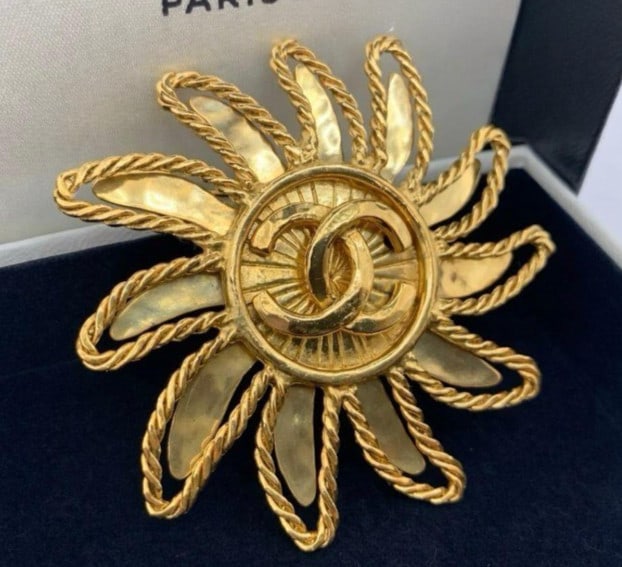 Vintage CHANEL 94A Coco Mark CC Flower Motif Pin Brooch Gold tone w/ Original Box (1 of 20)