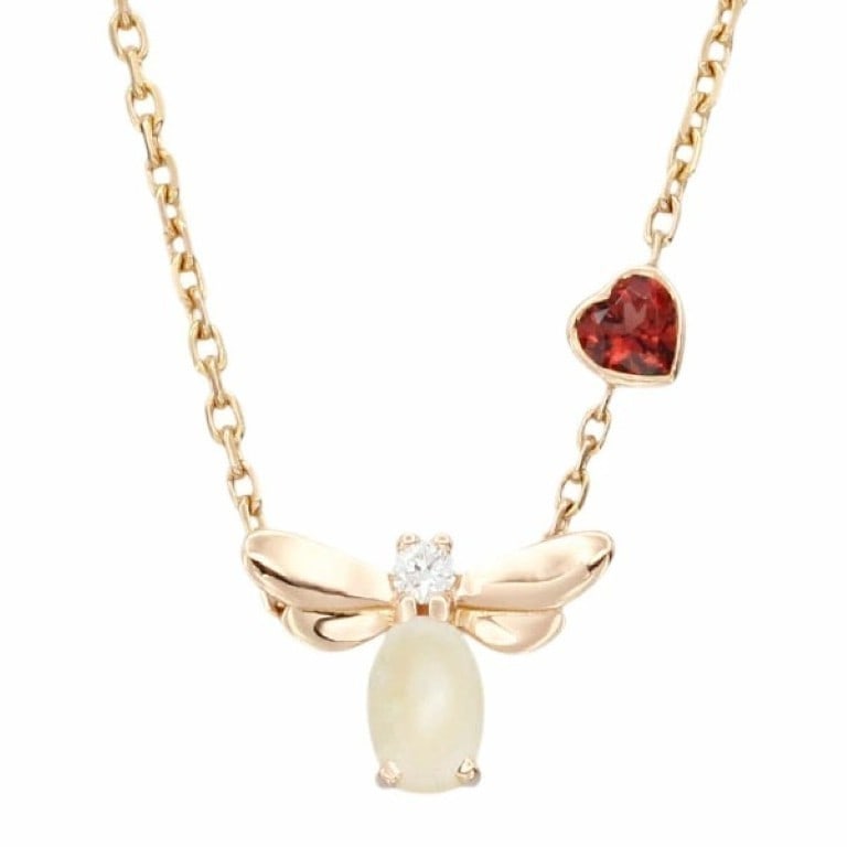 Chaumet Attrape Moi Bee Garnet Diamond 18k Rose Gold Necklace Pendant Paper Box: Chaumet Attrape Moi Bee Garnet Diamond 18k Rose Gold Necklace Pendant Paper Box Item Specifics: Pendant Shape: Bee Number Of Diamonds: 1 Closure: Spring Ring Occasion: Anniversary Birthday Christening