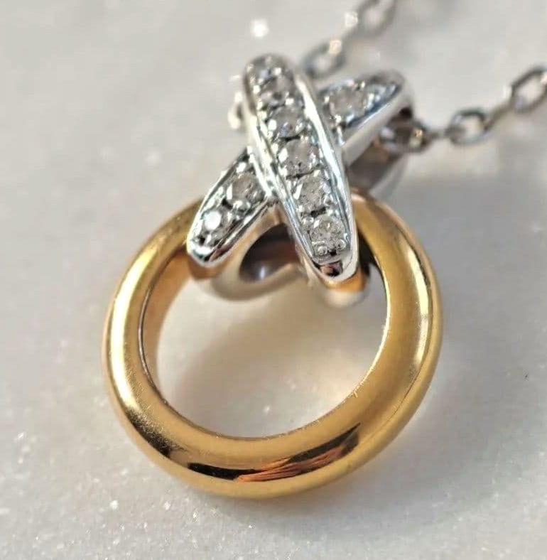 Diamond Cross 18k Gold Pendant Necklace Liens de Chaumet Premiere Chaumet: Diamond Cross 18k Gold Pendant Necklace Liens de Chaumet Premiere Chaumet Item Specifics: Pendant Shape: Round Main Stone Creation: Natural Closure: Lobster Occasion: Anniversary Birthday Christening 