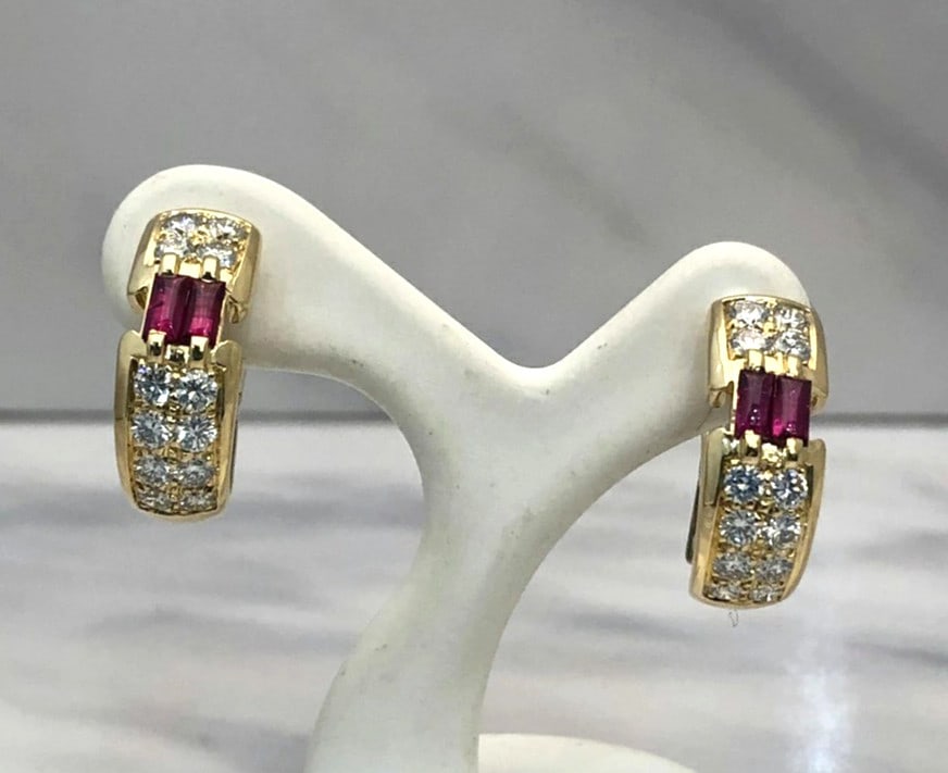 Vintage Chaumet Paris Ruby Diamond 18k Yellow Gold Huggie Hoop Clip Earrings: Vintage Chaumet Paris Ruby Diamond 18k Yellow Gold Huggie Hoop Clip Earrings Item Specifics: Materials Sourced From: France Antique: No Shape: Round Closure: Clip-On Occasion: Anniversary Birthday Chr