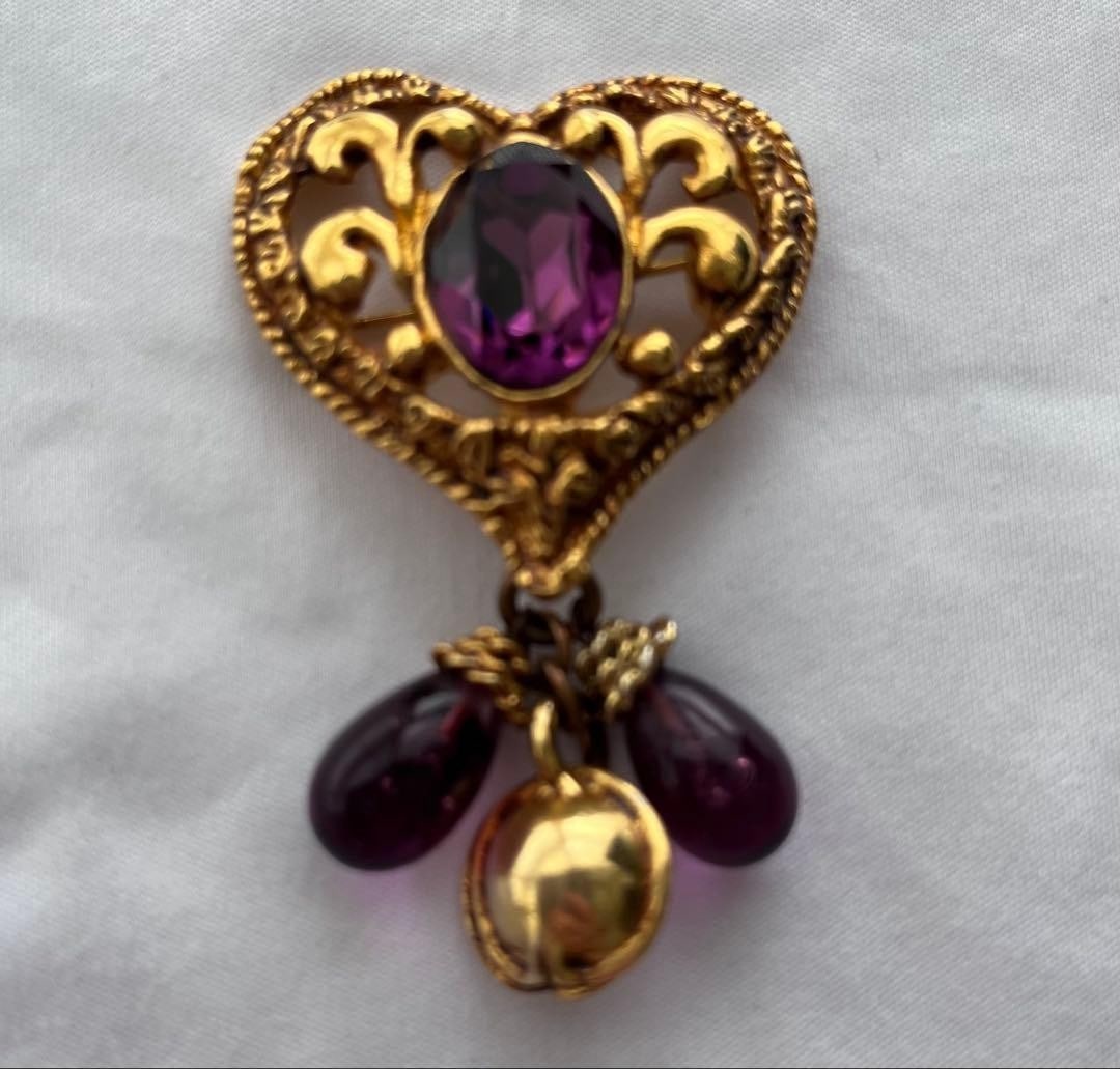 Vintage Gold Heart Brooch Purple Stone Drop Jewelry Rare: Vintage Gold Heart Brooch Purple Stone Drop Jewelry Rare Item Specifics: Primary Material: Unknown Color: Gold Material: Unknown Brand: Christian Lacroix Country/Region Of Origin: France Country: Japa