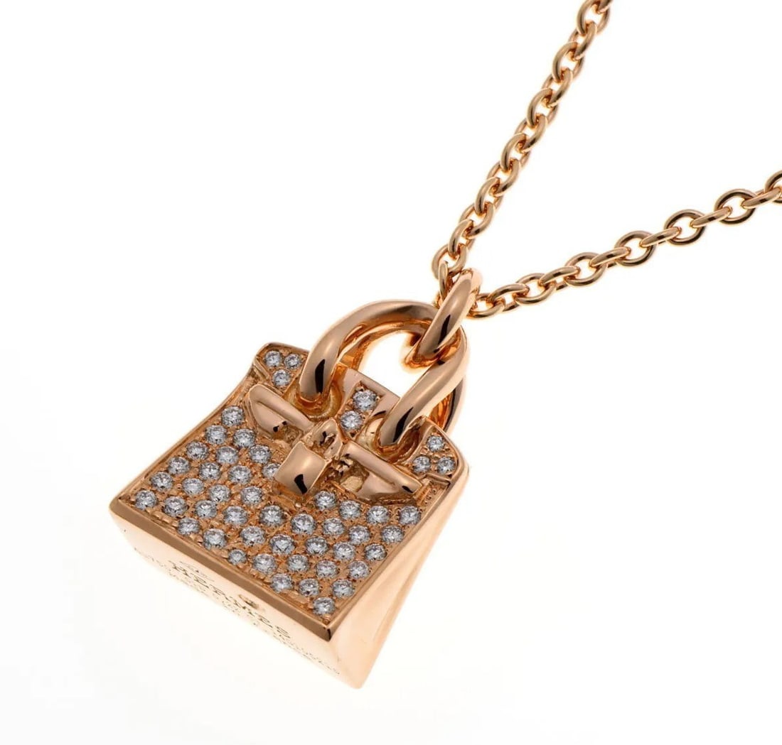 Hermes Amulette Birkin Bag Motif Diamond 0.22ct 18k Rose Gold Necklace Pendant: Hermes Amulette Birkin Bag Motif Diamond 0.22ct 18k Rose Gold Necklace Pendant Item Specifics: Pendant Shape: Bag Closure: Spring Ring Occasion: Anniversary Birthday Christening Christmas Confirmation